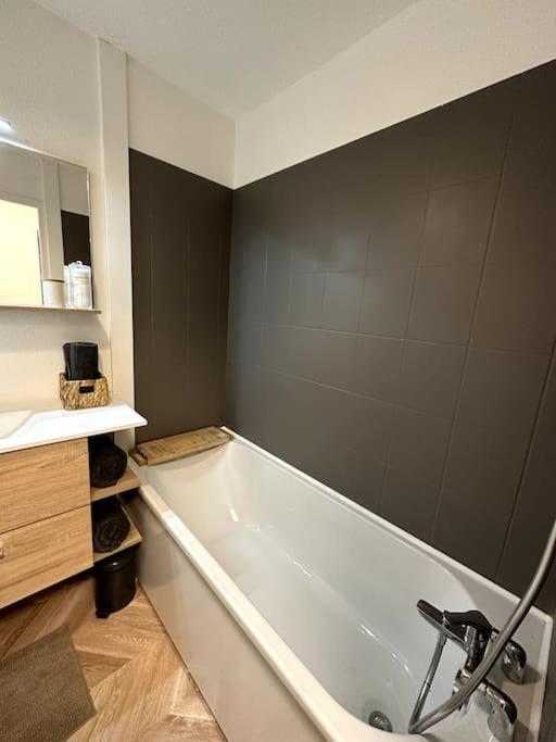 Appartement Cosy Avec Balcon Et Piscine Безансон Экстерьер фото